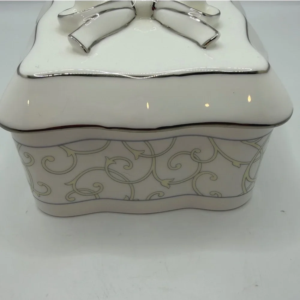 Wedgwood Celestial Platinum Bone China Trinket Ring Bearer Wedding Ring Holder‎